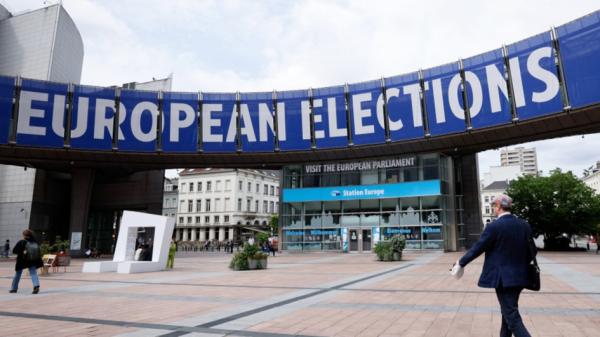 行人走过布鲁塞尔欧洲议会大楼(KENZO TRIBOUILLARD/AFP via Getty Images)