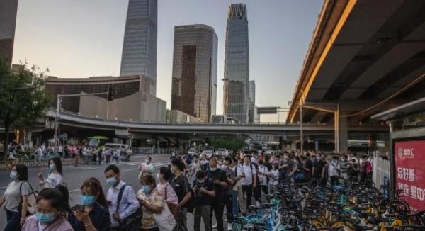 2022年12月1日,广州市放宽对新冠疫情的限制后人们乘坐公交车上下班。(图片来源:Getty Images)