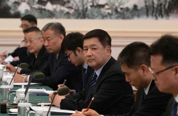 2024年6月20日，中共公安部部长王小洪（中）在北京与美国国家毒品管制政策主任拉胡尔·古普塔（Rahul Gupta）举行会议。（图片来源：NG HAN GUAN/POOL/AFP via Getty Images）
