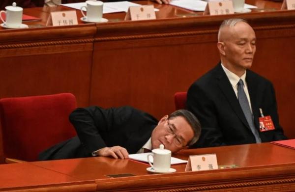 2024年3月11日,中共国务院总理李强(左)与中央办公厅主任蔡奇(右)在出席第十四届全国人大闭幕会议。(图片来源:JADE GAO/AFP via Getty Images)