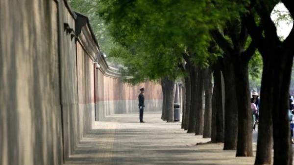 2013年5月6日，一名士兵在中南海领导大院的红墙旁站岗。（图片来源：Getty Images） 
