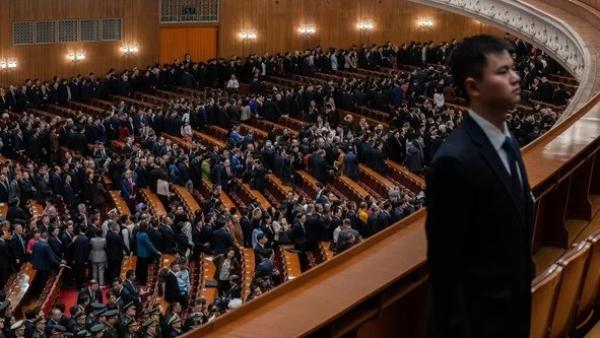 2026年3月9日,中国北京,中共全国人民代表大会第二次全体会议于人民大会堂闭幕,代表们离场。(图片来源:Kevin Frayer/Getty Images)