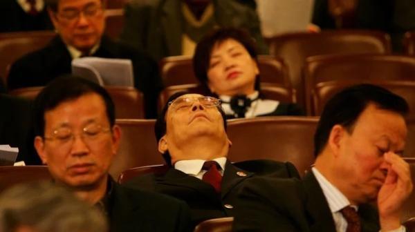 2007年3月5日，中共各代表团在出席全国人民代表大会开幕式时打瞌睡。（图片来源：Guang Niu/Getty Images）