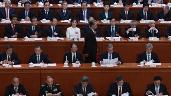 2026年3月9日,在北京召开中共全国人大会议,全国人大常委会委员长赵乐际(中)在发言后走回座位。(图片来源:Lintao Zhang/Getty Images)