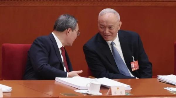 2026年3月5日,中共国务院总理李强(左)在北京人民大会堂举行的中共全国人民代表大会开幕式上,与中共中央办公厅主任蔡奇(右)交谈。(图片来源:Lintao Zhang/Getty Images)