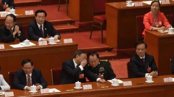 2018年3月17日，在中共第十三届全国人民代表大会第一次会议第五次全体会议期间，时任中共国务委员杨洁篪（左二）与中央军委副主席张又侠（右二）交谈。（图片来源：Etienne Oliveau/Getty Images）