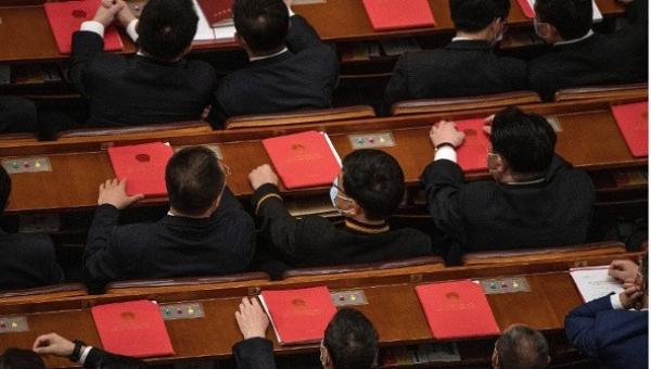 2020年5月28日,在北京人民大会堂内,中共代表出席全国人民代表大会闭幕式。(图片来源:Kevin Frayer/Getty Images)