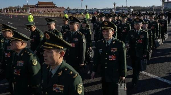 2026年3月9日，中共军方代表前往北京人民大会堂，参加全国人民代表大会第二次全体会议。（图片来源：Kevin Frayer/Getty Images）