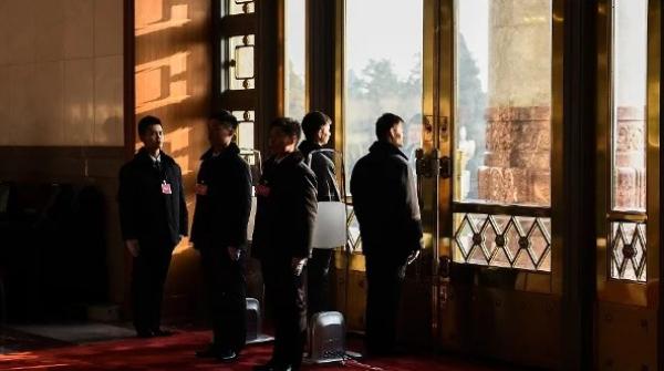 2018年3月19日，中共第十三届全国人民代表大会第七次全体会议召开前，中共警卫人员在人民大会堂内站岗。（图片来源：Etienne Oliveau/Getty Images）