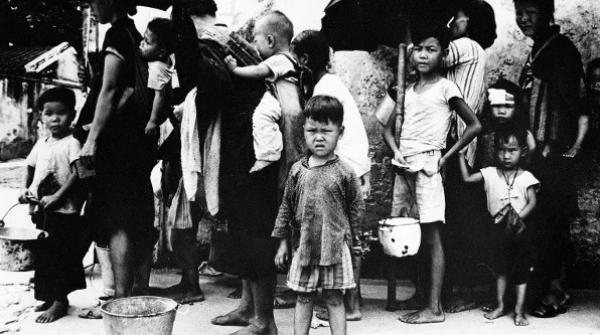 这张拍摄于1962年5月的照片显示，中国大陆难民在香港排队领餐。在由中共“大跃进”政策引发的饥荒期间，有14-20万人非法进入香港。（图片来源：AFP via Getty Images）
