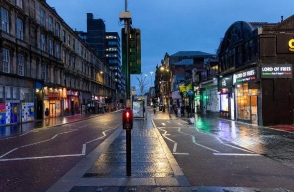 2022年10月27日,英国格拉斯哥绍基霍尔街(Sauchiehall Street)街景。总部位于西班牙的人权组织“保护卫士”(Safeguard Defenders)曾指称,一处中共海外秘密警察站在当地运作,负责监控海外中国公民并施压部分人士返回中国。(图片来源:Robert Perry/Getty Images)
