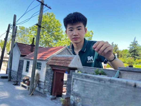 卢庆欢正在制作微缩院子。