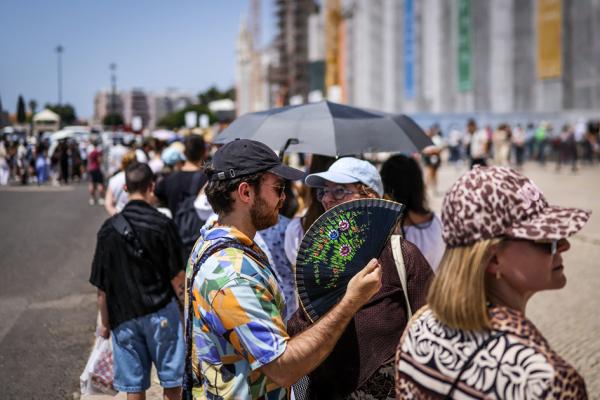 5月,游客们在里斯本热罗尼莫斯修道院前排队。(PATRICIA DE MELO MOREIRA/ AFP via Getty Images)