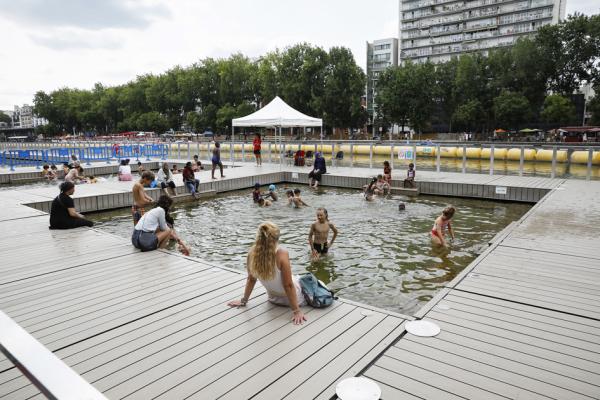 巴黎19区维莱特港池的泳区（BRUNE DELAVELLE/Hans Lucas/AFP via Getty Images）