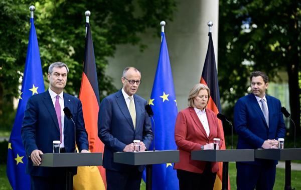 7月2日,德国总理(左二)等四位领导人出席发布会并讲话。(Tobias SCHWARZ / AFP via Getty Images)