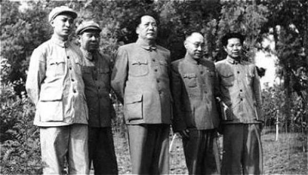 毛泽东与秘书田家英（左一）、陈伯达（左二）和工作人员合影。（图片来源：网络图片） 