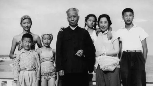 刘少奇一家，前排左一为刘源。（图片来源：网络图片）