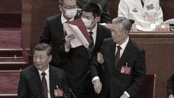 2022年10月22日中共二十大闭幕会上,前中共总书记胡锦涛(前排右一)被架离会场。(Kevin Frayer/Getty Images)