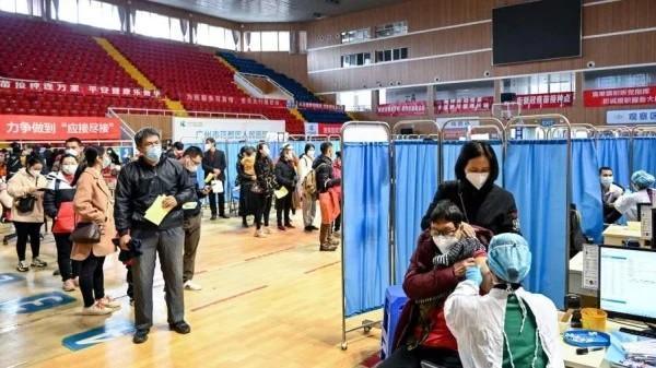 2022年12月6日,广东省广州市的市民接种新冠疫苗。(图片来源:CNS/AFP/Getty Images)