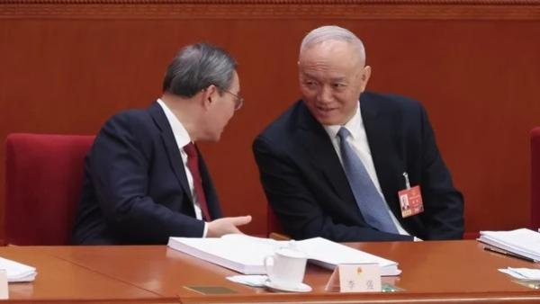 2026年3月5日,中共国务院总理李强(左)在北京人民大会堂举行的中共全国人民代表大会开幕式上,与中共中央办公厅主任蔡奇(右)交谈。(图片来源:Lintao Zhang/Getty Images)