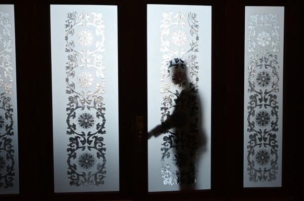 2025年3月6日，一名中共安保人员正在大会堂关门。（图片来源：GREG BAKER/AFP via Getty Images） 
