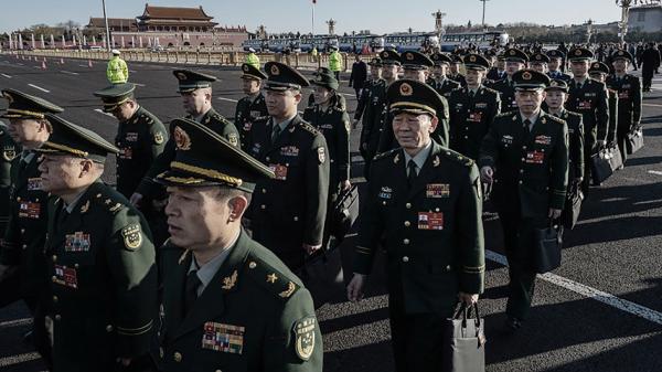 军方代表们去北京参加会议。(Kevin Frayer/Getty Images)
