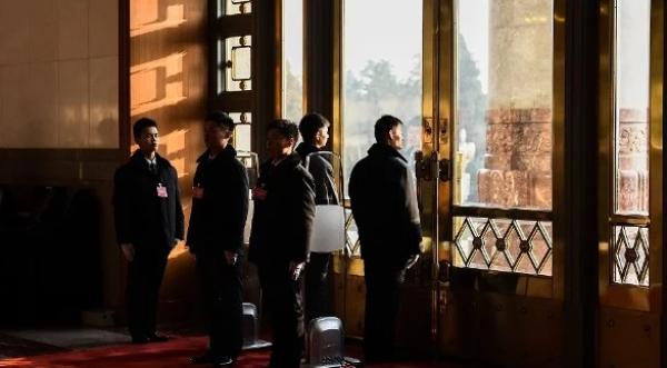2018年3月19日,中共第十三届全国人民代表大会第七次全体会议召开前,中共警卫人员在人民大会堂内站岗。(图片来源:Etienne Oliveau/Getty Images)