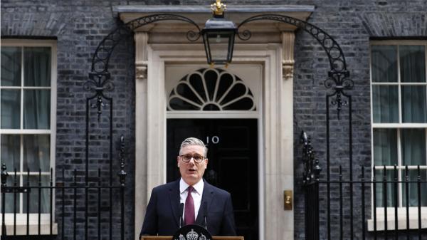 2026年6月22日上午,英国首相基尔•斯塔默在伦敦唐宁街10号外宣布辞职,结束了不到两年的任期。(Henry NICHOLLS/AFP via Getty Images)