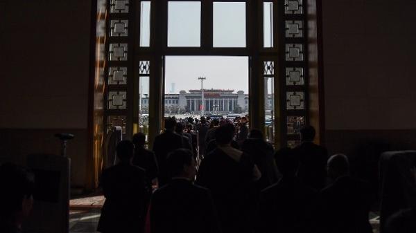 2018年3月19日,在北京举行的第十三届全国人大第七次全体会议结束后,人大代表们离开人民大会堂。(图片来源:Etienne Oliveau/Getty Images)