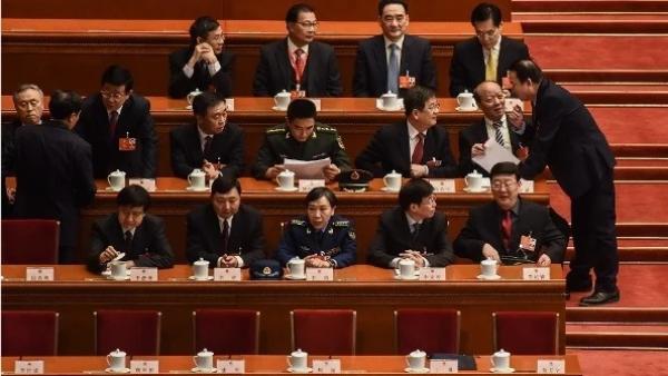 2018年3月19日,在北京人民大会堂举行的第十三届全国人大第七次全体会议开始前,人大代表们正在交谈。(图片来源:Etienne Oliveau/Getty Images)