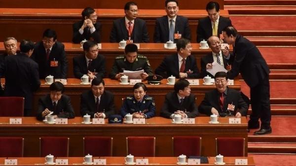 2018年3月19日,在北京人民大会堂举行的第十三届全国人大第七次全体会议开始前,人大代表们正在交谈。(图片来源:Etienne Oliveau/Getty Images)