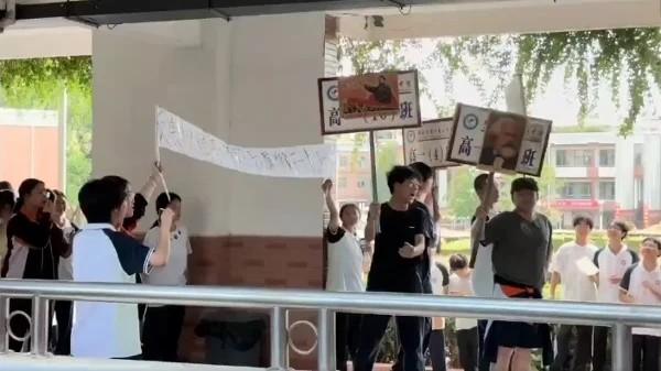 7月10日，湖北安陆一中学生们罢课，抗议校方将放假时间从20天缩短为5天。（图片来源：视频截图）