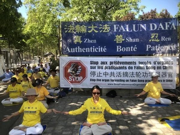 纪念7.20反迫害27周年集会活动当日,巴黎部分法轮功学员在集会现场展示法轮功五套功法。(图片来源:法国看中国记者站)