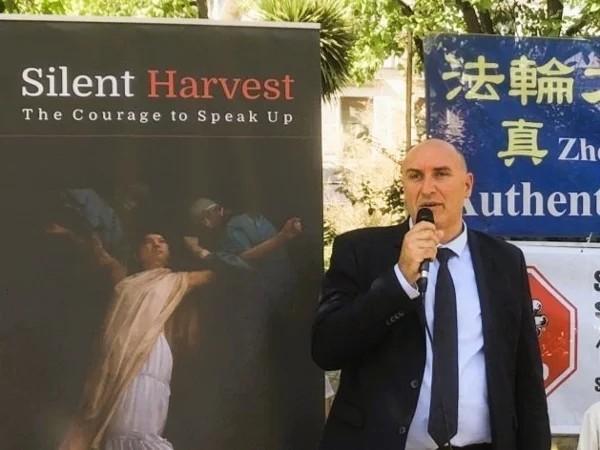非政府组织“Dafoh”(医生反对强摘器官协会)法国分部负责人哈罗德·金先生(Harold ·King)在集会上发表了讲话。(图片来源法国看中国记者站)