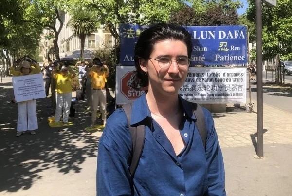 米歇尔(Michel)签名支持法轮功学员反迫害。(图片来源:法国看中国记者站)