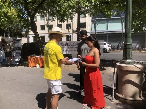法国民众在“解体中共”请愿书上签字。(图片来源:法国看中国记者站)
