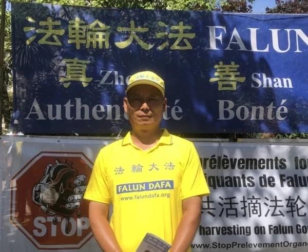这位来自大陆的法轮功学员魏先生讲述了自己遭受迫害的经历。(图片来源:法国看中国记者站)