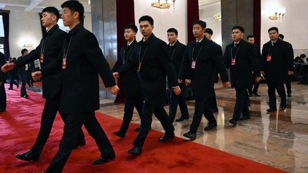 2022年3月10日，在北京人民大會堂舉行的全國政協會議閉幕前，中共警犬和爆炸物處理隊在天安門廣場進行安檢。（圖片來源：Kevin Frayer/Getty Images）