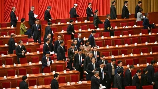 2025年3月4日，在北京人民大会堂举行的中共政协会议开幕式结束后，代表们陆续离场。（图片来源：PEDRO PARDO/AFP via Getty Images）