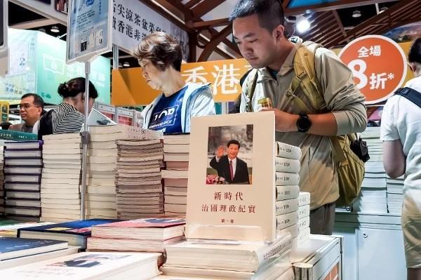 2026年7月16日,香港书展期间,一个摊位上陈列着习近平的著作(图片来源:Cheng Xin/Getty Images)
