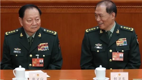 2023年3月12日,中共中央军委副主席张又侠与时任军委副主席何卫东出席在北京人民大会堂召开的全国人大第五次全体会议。(图片来源:Lintao Zhang/Getty Images)