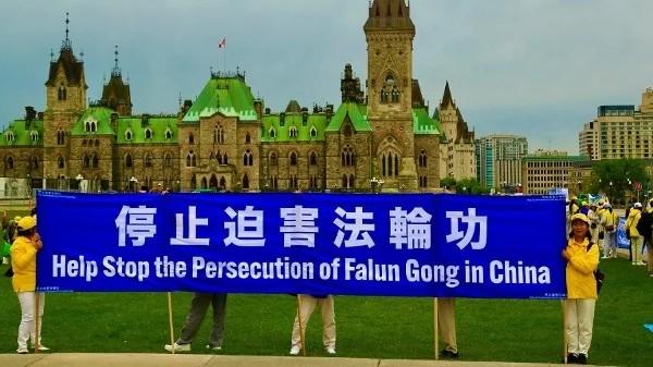 2026年5月29日,在中共外长访问加拿大期间,数百位加东法轮功学员来到国会山表达“停止迫害法轮功”的诉求。(图片来源:看中国特约摄影李梅)