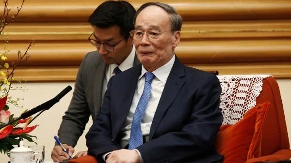 2019年11月1日,厄瓜多尔外交部长何塞·瓦伦西亚(JoséValencia)在北京会见时任中共国家副主席王岐山(图片来源:Florence Lo-Pool/Getty Images)