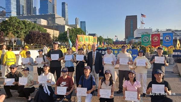 集会期间,有17名华人在现场公开声明退出中共及其附属组织,全球退党服务中心主席的汪志远,为他们颁发了退党证书。(摄影/看中国/Daniel)