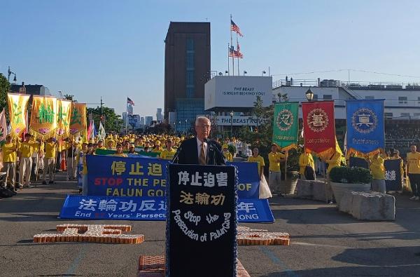 全球退党服务中心主席的汪志远先生在集会上发言。(摄影/看中国/Daniel)