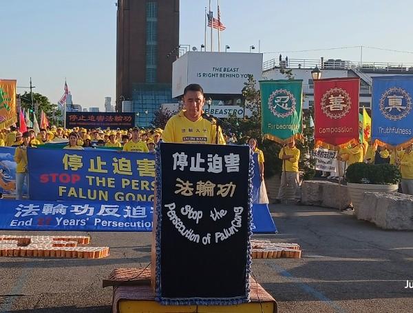 曾是长春市放射线科医生的顾宏伟在集会上发言。(摄影/看中国/Daniel)