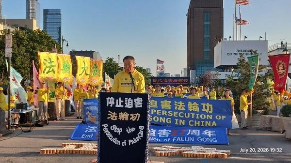 来自山东青岛的尹信晓在集会上发言。(摄影/看中国/Daniel)