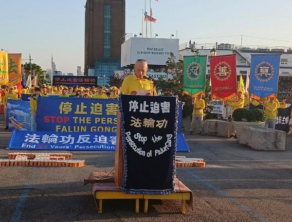来自青岛的郑骁强在集会上发言。(摄影/看中国/Daniel)