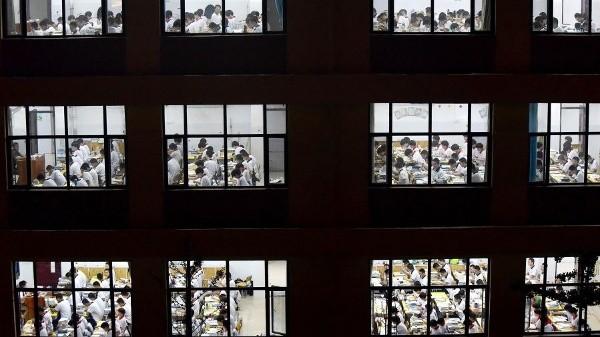 2023年5月17日,河北省邯郸市一所学校的高中生正在进行高考前准备(示意图)。(图片来源:Getty Images)