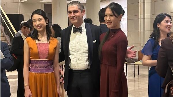 神韵艺术家和来宾合影（图片来源：杨浩/看中国）